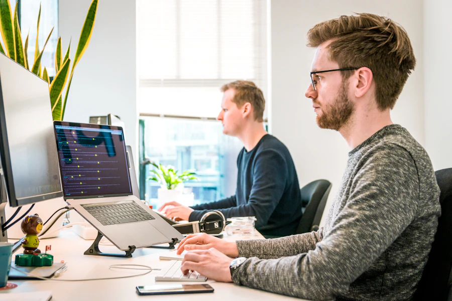Equipe analisando processos digitais em computadores