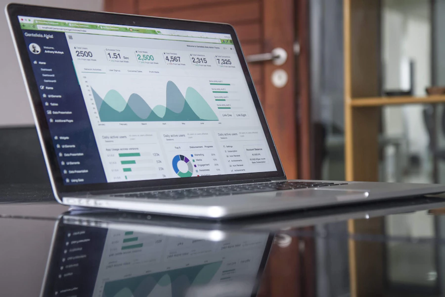 Painel de analytics aberto em notebook para análise de campanhas